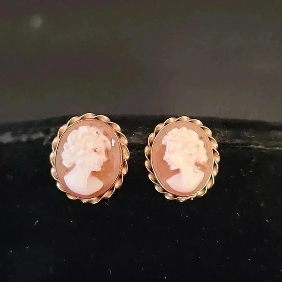 14k Gold Vintage Carved Shell Cameo Earrings - Picture 1 of 4